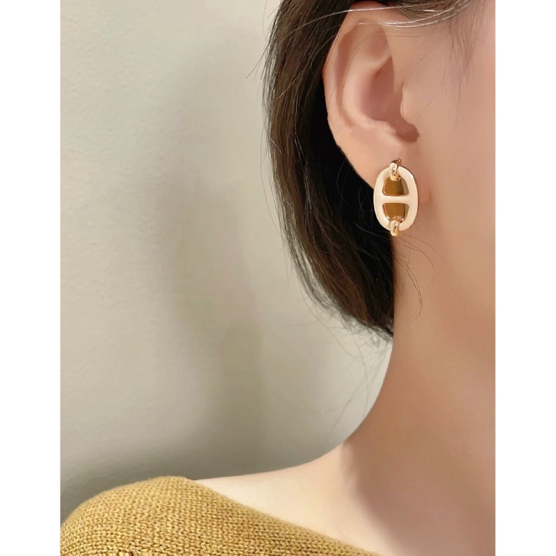 H**me5 earrings